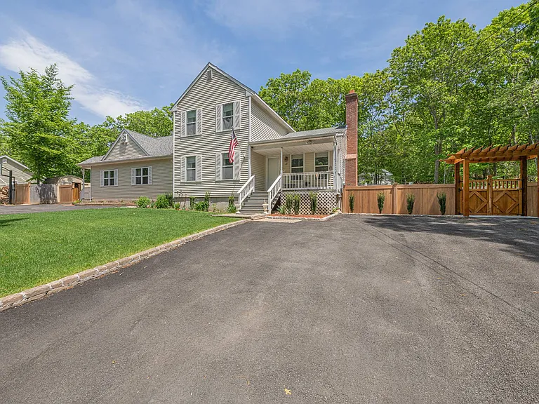 10 Hunters Ln — Photo 14