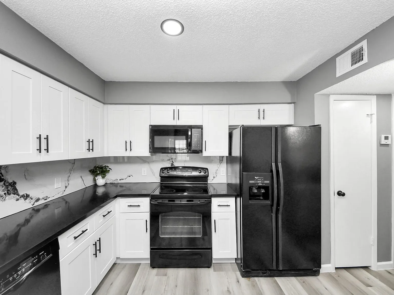 3 bed, 2.0 bath, 1320 sqft, $1,700 — Photo 4