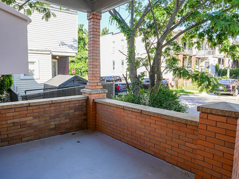 Clarence Ave — Photo 23