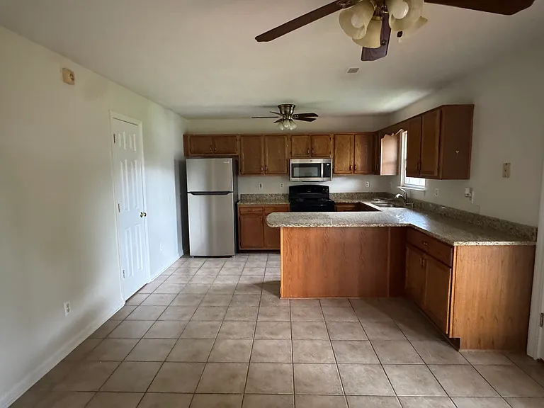 305 Routt Dr — Photo 3