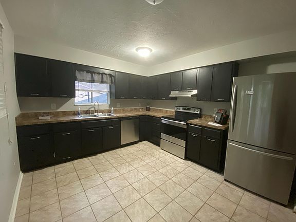 4th image of 1006 Kings Charter Ln
