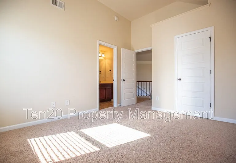 24 Sword St — Photo 7