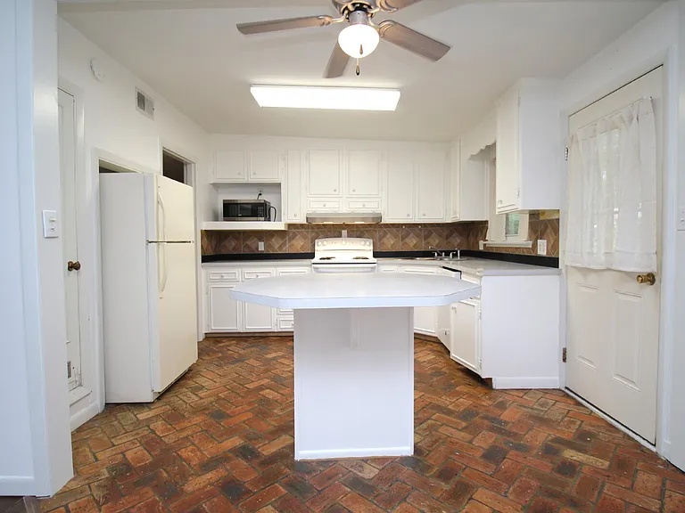 3875 Arbutus Dr — Photo 7