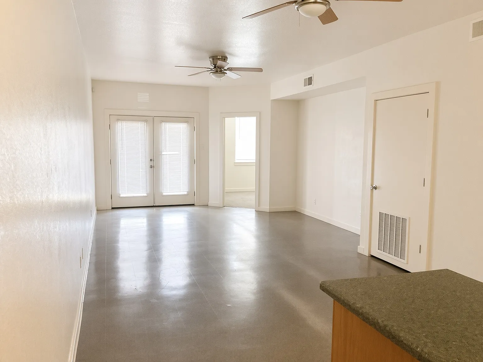 2 bed, 1000 sqft, $1,050 — Photo 3