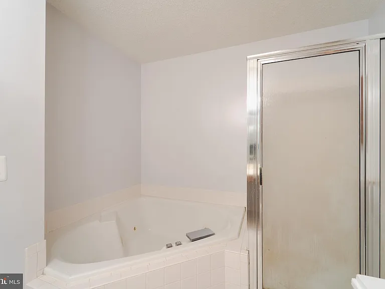 413 Lakeview Ct — Photo 39
