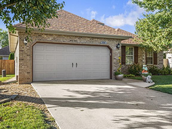 2nd image of 886 W Paddington Drive