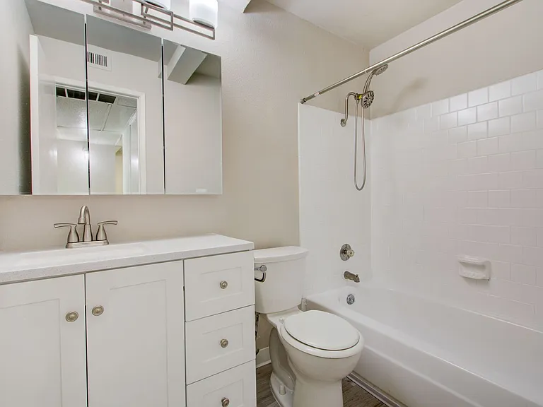 The Elms Apartments at 28th St — Photo 17