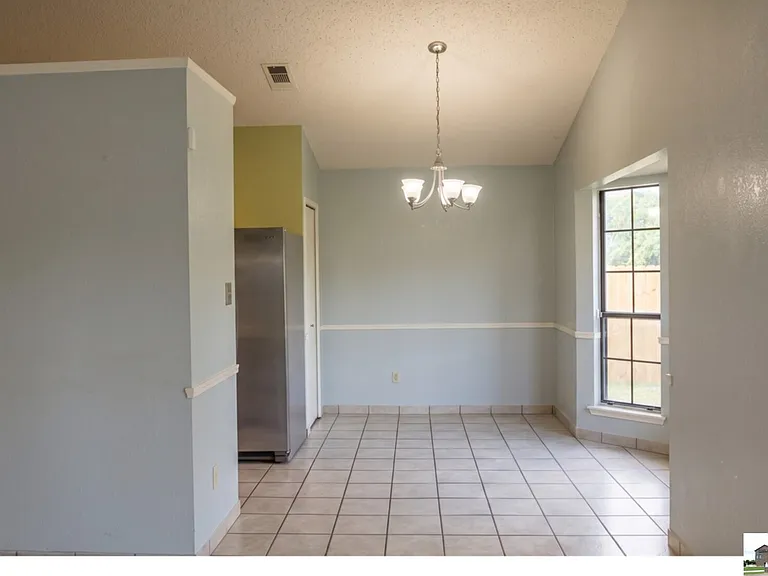 2404 Fieldstone Dr — Photo 4