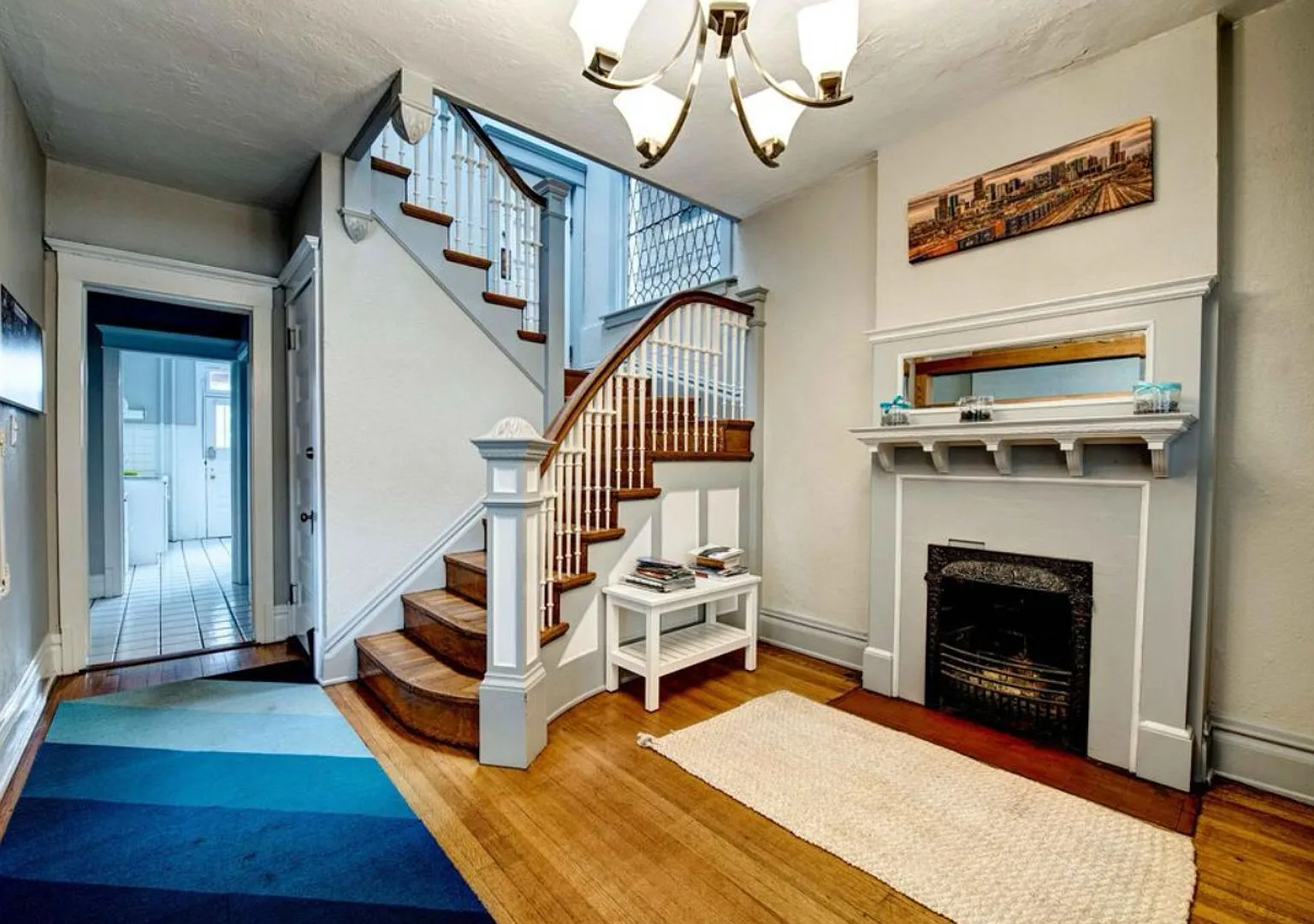 Beautiful two story unit with Victorian charm — Photo 1