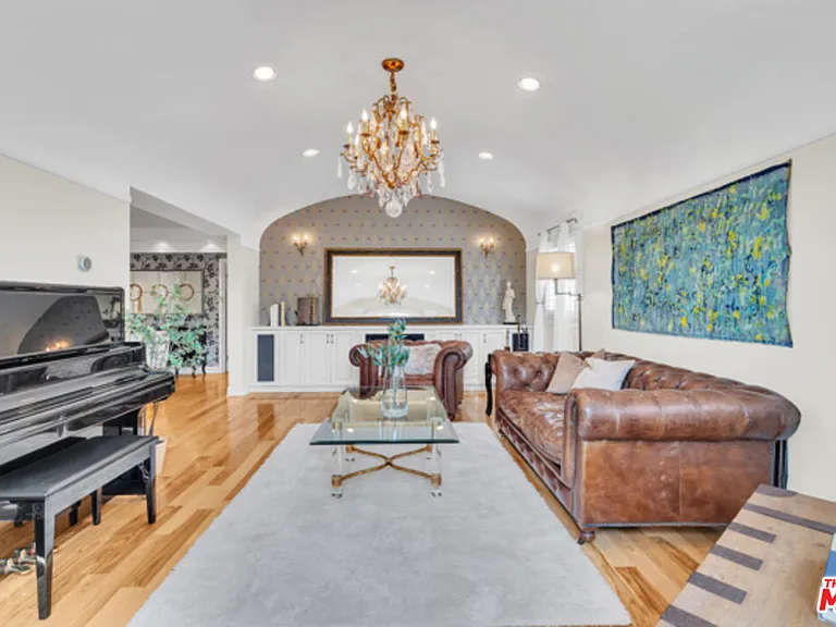 326 N Doheny Dr — Photo 3