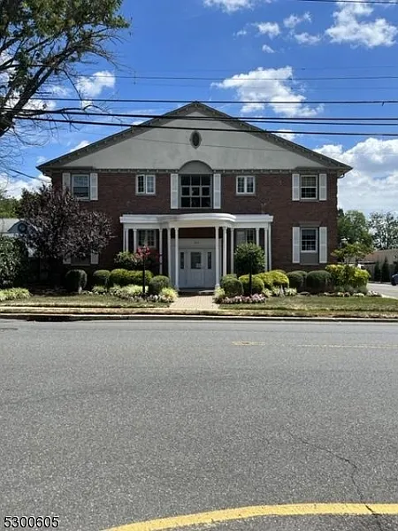 2 bed, 1.0 bath, $2,500 — Photo 2