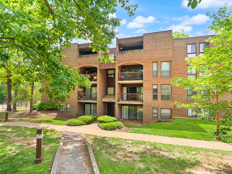 Front entrance, with easy access to the assigned parking space at the entrance to the complex and less than 15 minute walk to the Metro.