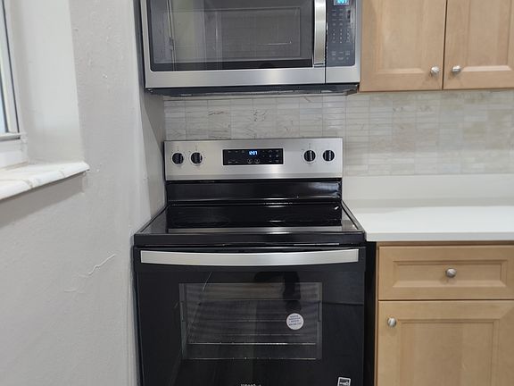 2nd image of 425 SE 23rd St #4