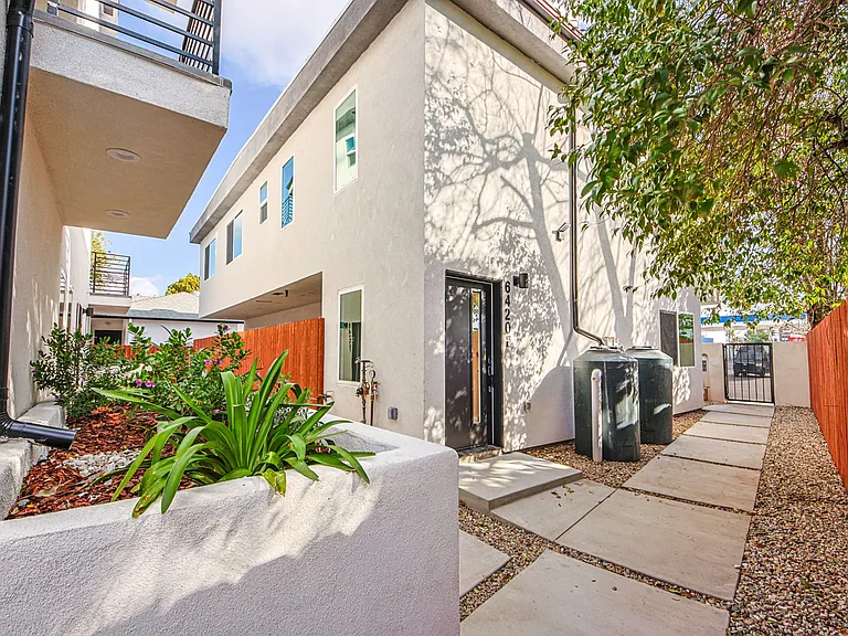 Luxury 3 & 4 Bed Townhomes a Short Walk to Topanga Village! — Photo 5