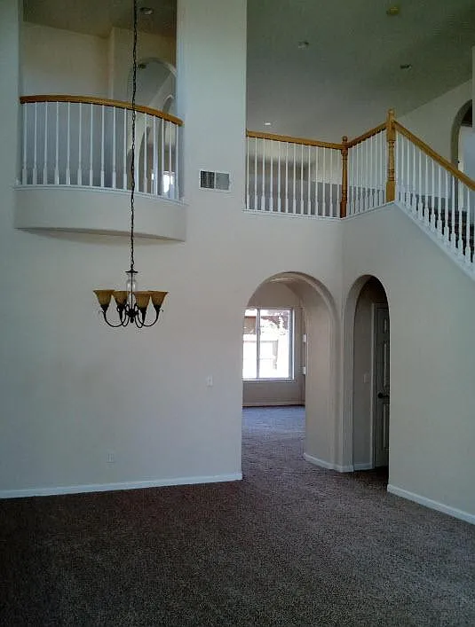 5 bed, 2848 sqft, $2,995 — Photo 2