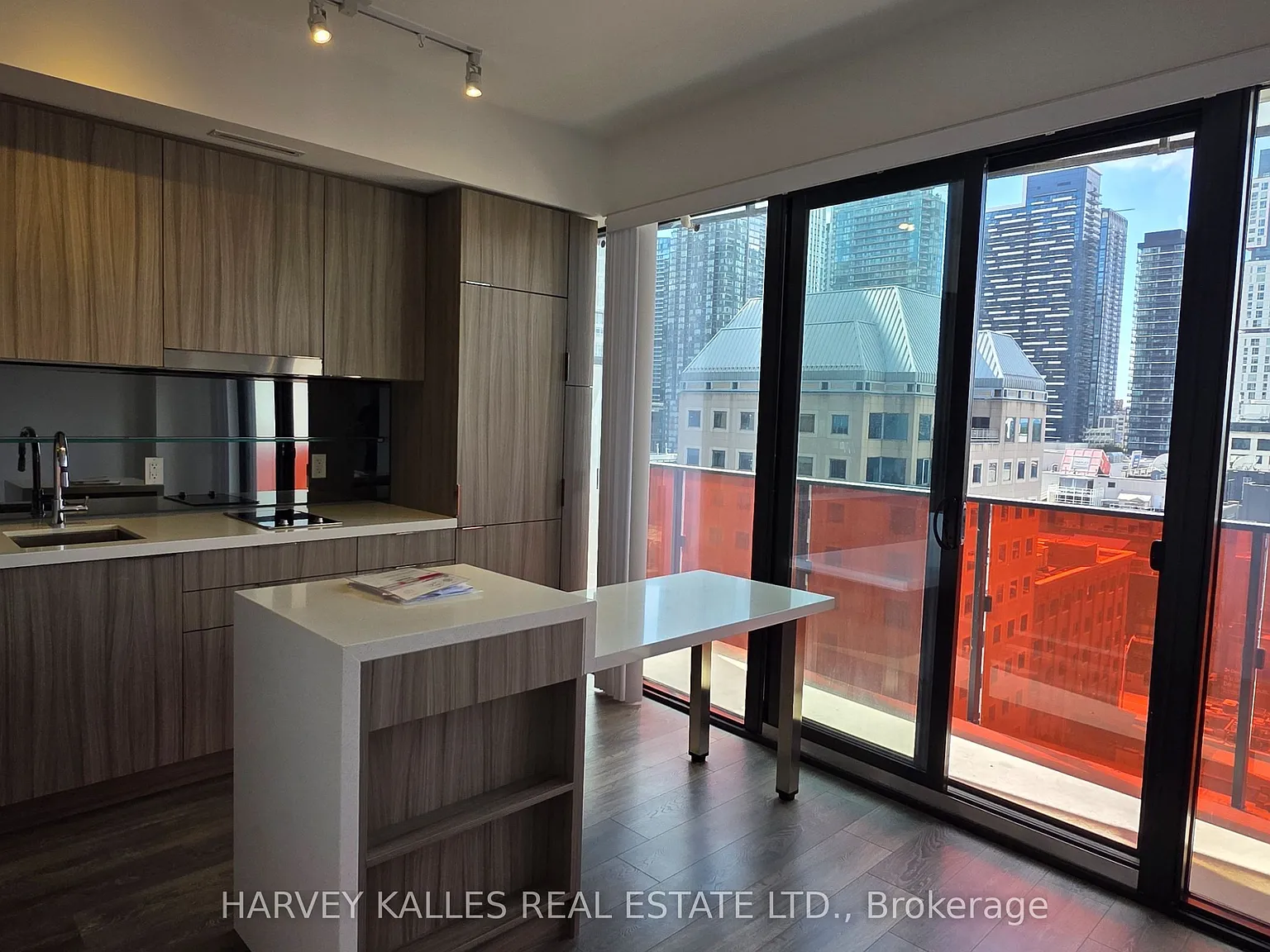 215 Queen St W — Photo 2