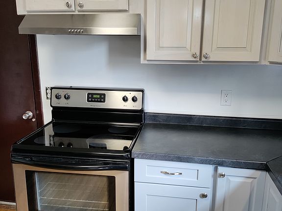 3rd image of 420 Broadway St E #B