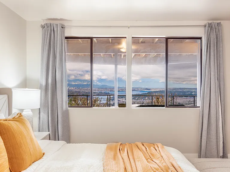 A bright sight view from the king bedroom,large window let in natural light and offer a beautiful view of the outside.