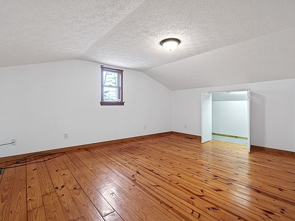 57th image of 1263 Ridge Rd W