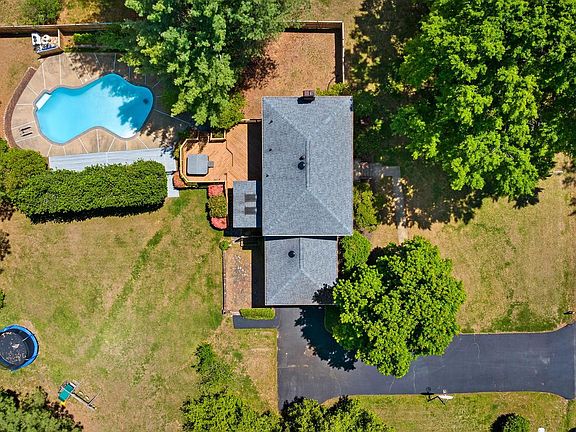 5th image of 309 Ingleside Dr