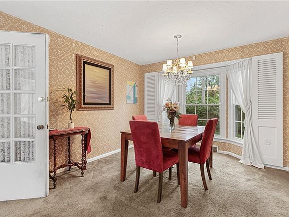 5th image of 140 Lake Edge Dr