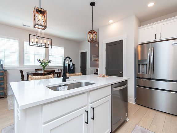 4th image of 315 Eclipse St