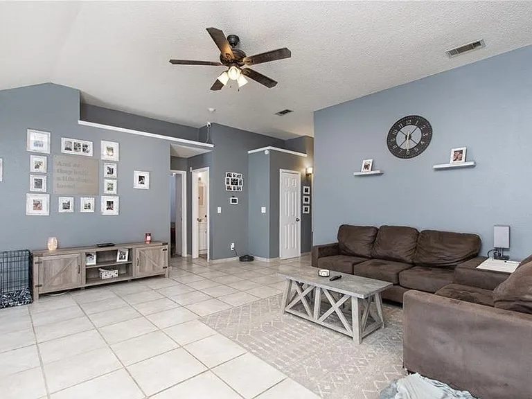 1410 Windsor Cir — Photo 3