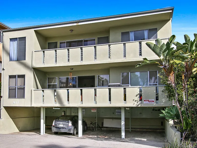 937 6th St in Santa Monica - North of Wilshire and 6 blocks to the beach! — Photo 15