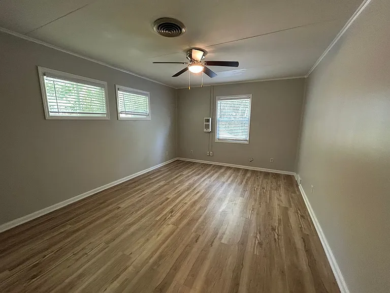 1824 E Kanesville Blvd — Photo 13