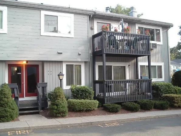 2 Ameridge Dr, Bridgeport, CT 06606