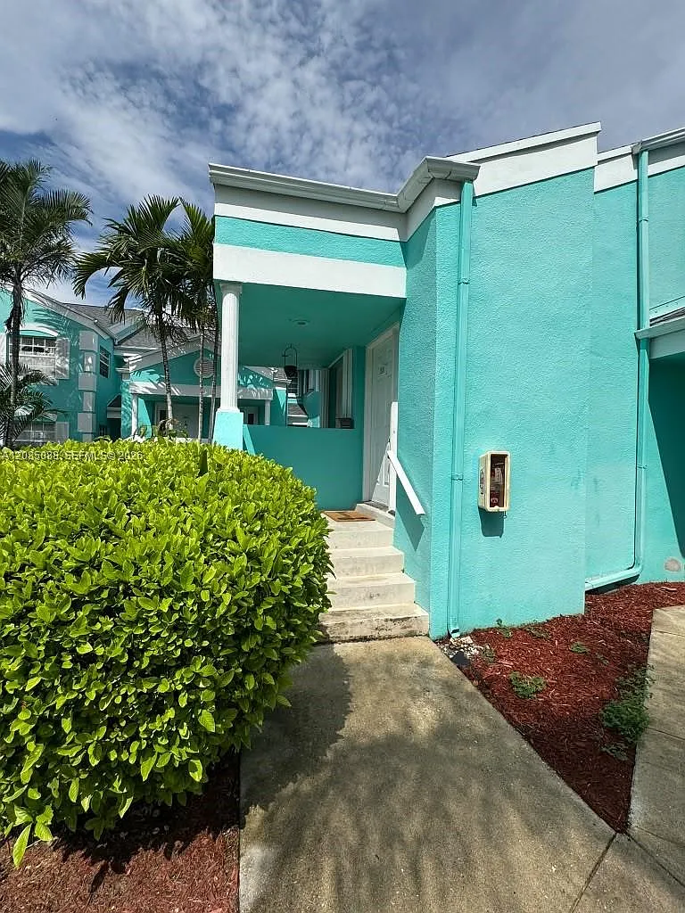 Keys Gate Condo No Three — Photo 3