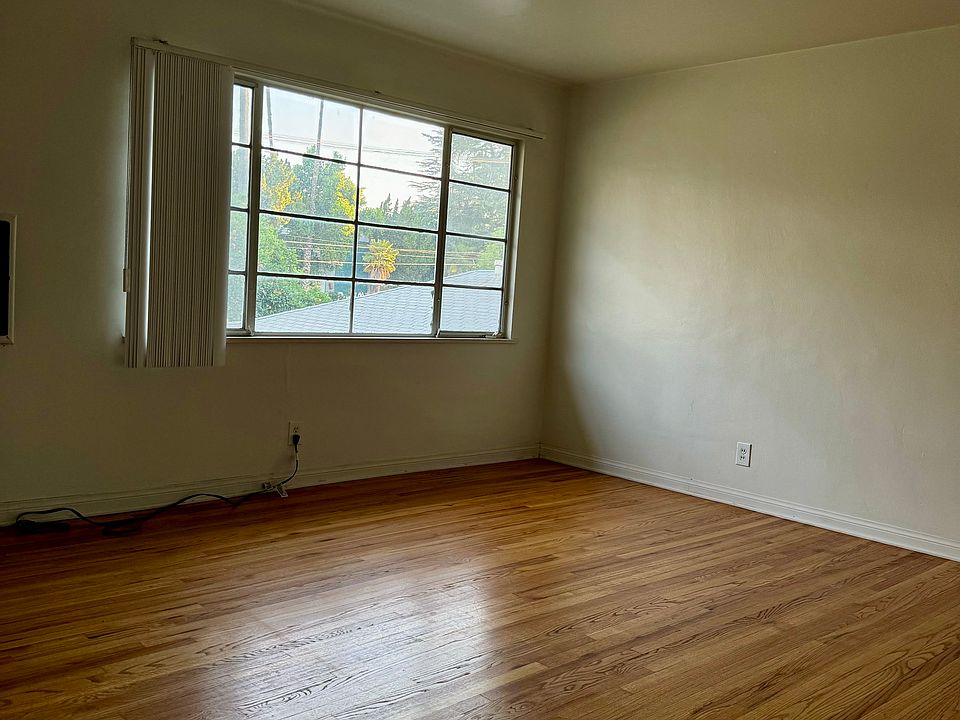 1st image of 13119 Moorpark St
