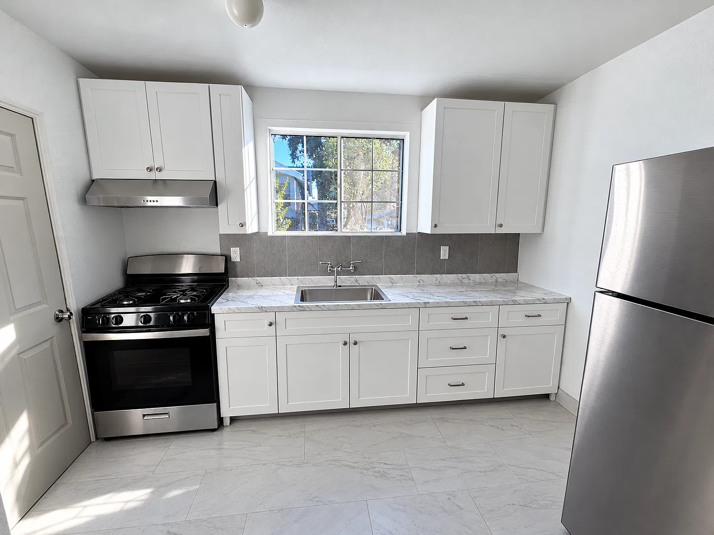 1 bed, 900 sqft, $2,350 — Photo 2