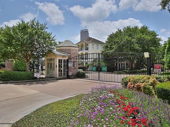 The main entrance from Studemont is manned 24 hours by a security guard. This wonderful feature is shared by very few communities in the area. Perfect for the lock and leave lifestyle of those travelling.
