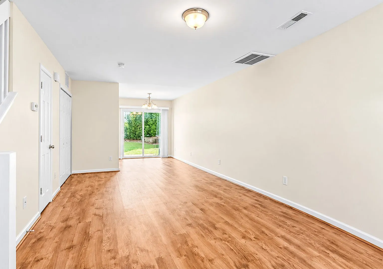 Fresh, Bright & Easy Living Robyn's Glen Townhome with Private Patio & Community Pool — Photo 4