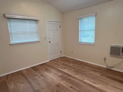 1121 1/2 Broadway Way Photo 1