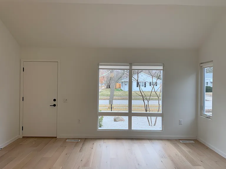 601 E Washington St — Photo 11