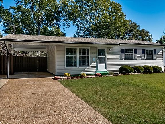 3rd image of 1215 Estes Dr