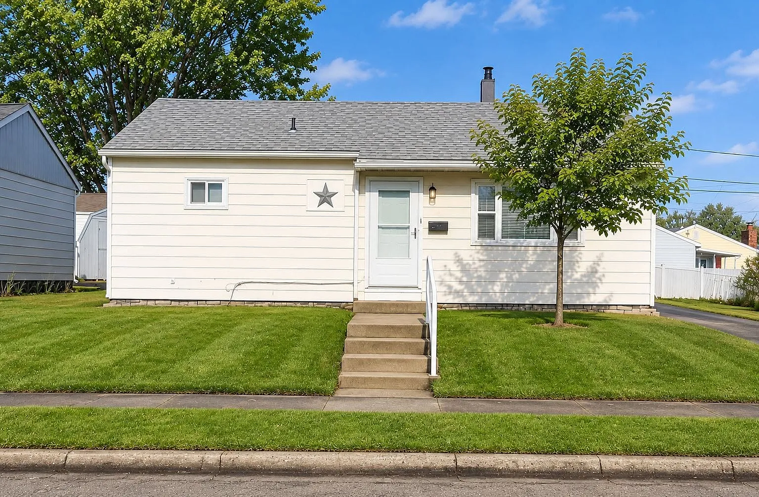 3 bed, 816 sqft, $1,300 — Photo 1