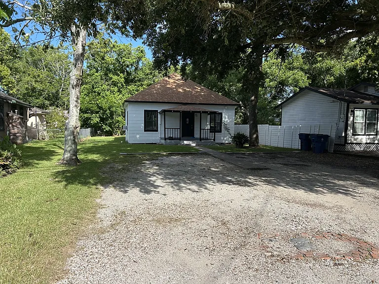 1009 N Valderas St — Photo 1
