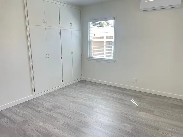 4594 Gardena Dr — Photo 13