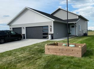 1130 Highland Ln W, West Fargo, ND 58078
