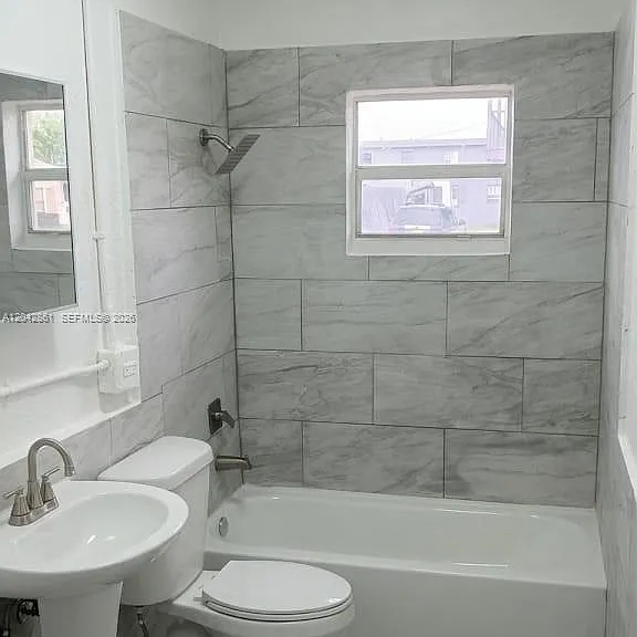240 SW 6th St #1 — Photo 4