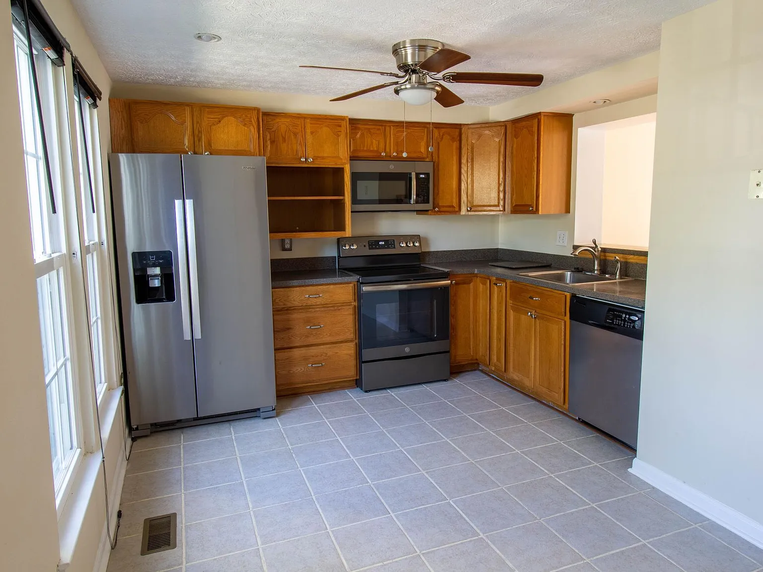 3 bed, 1680 sqft, $2,449 — Photo 4