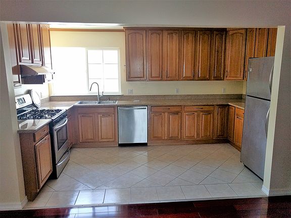 3rd image of 133 Gardiner Ave