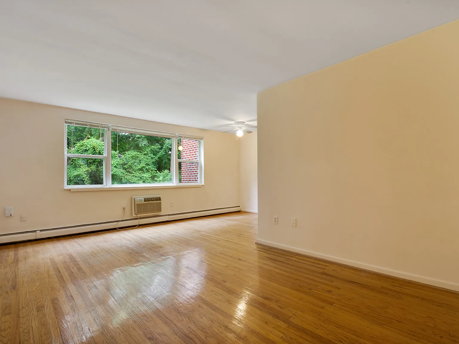 Fox Chase Park Apartments — Photo 4