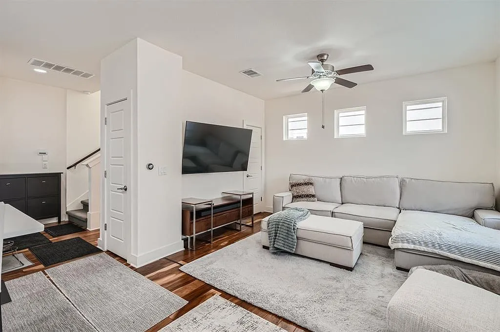 2 bed, 2.5 bath, 1220 sqft, $2,400 — Photo 4
