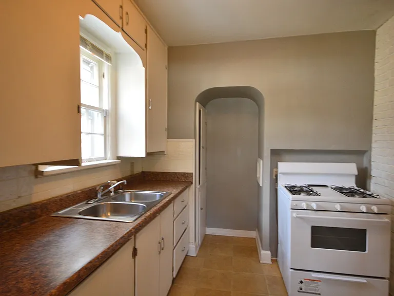 1529 N Weller Ave — Photo 3