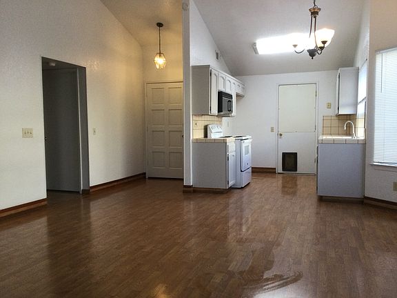 2nd image of 1144 Los Altos Ave