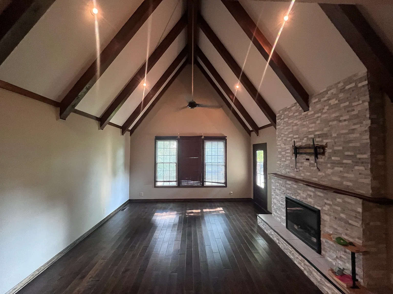 4 bed, 1971 sqft, $3,375 — Photo 3